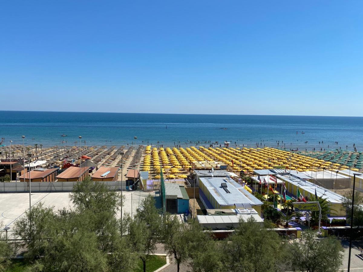 Hotel Nettuno เปซาโร ภายนอก รูปภาพ