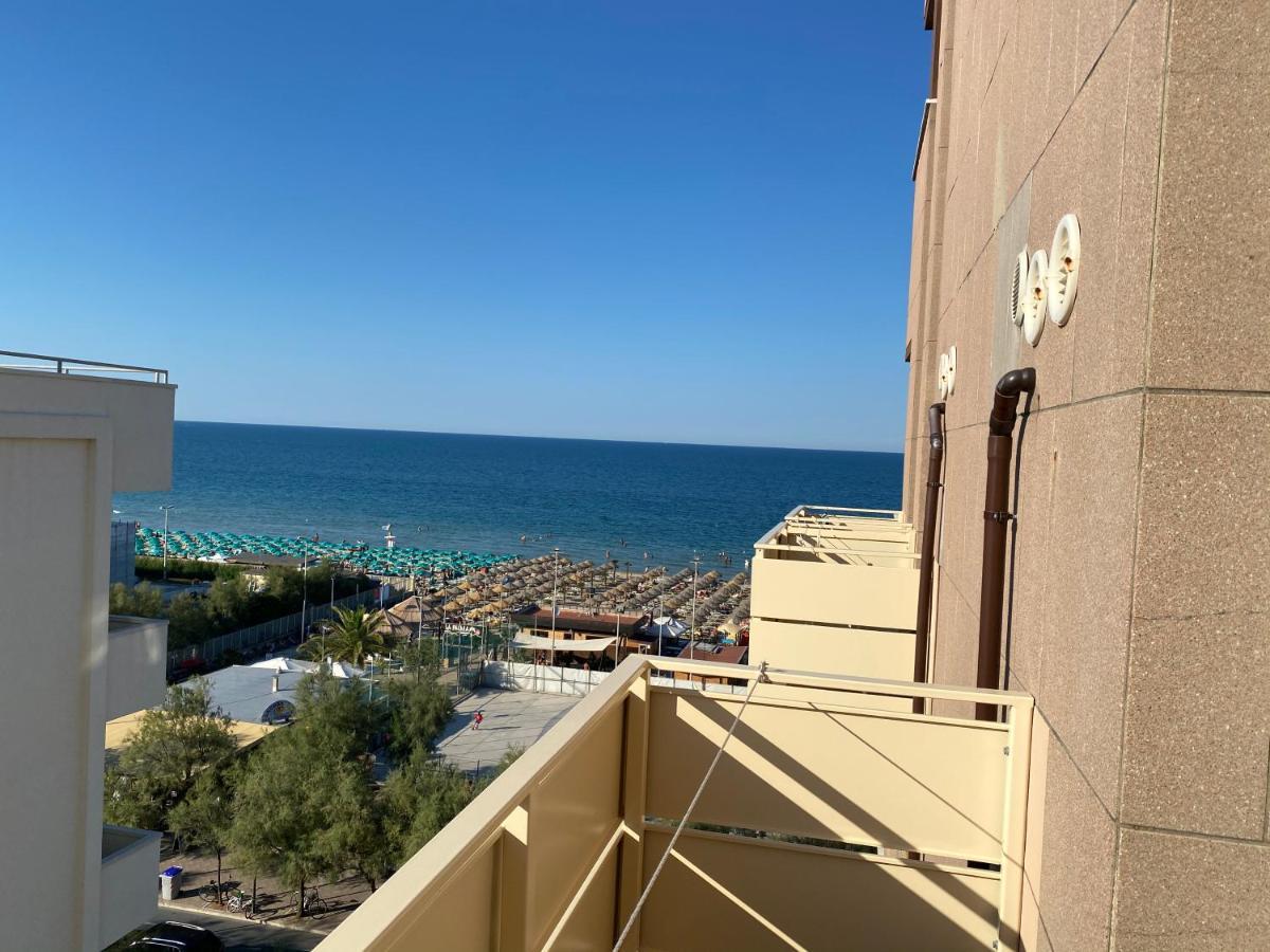 Hotel Nettuno เปซาโร ภายนอก รูปภาพ