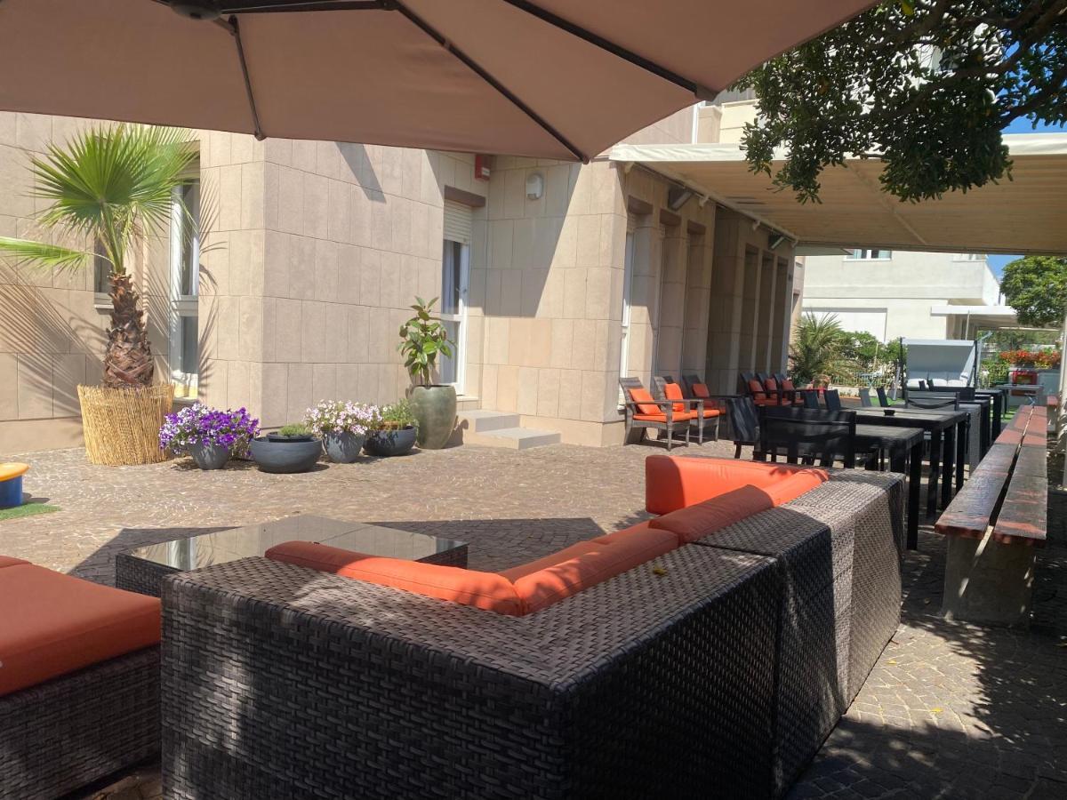 Hotel Nettuno เปซาโร ภายนอก รูปภาพ