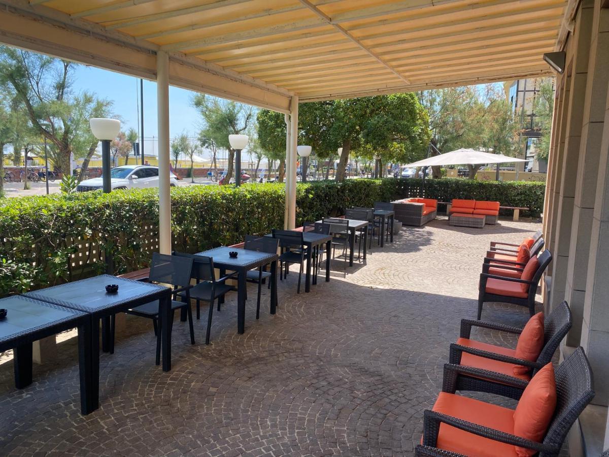 Hotel Nettuno เปซาโร ภายนอก รูปภาพ