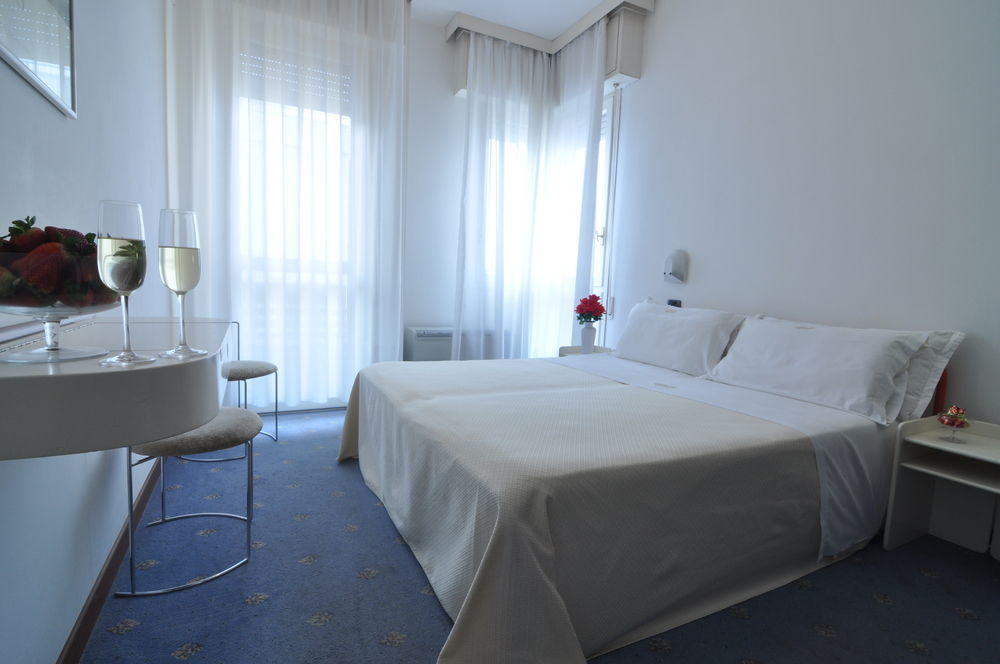 Hotel Nettuno เปซาโร ภายนอก รูปภาพ