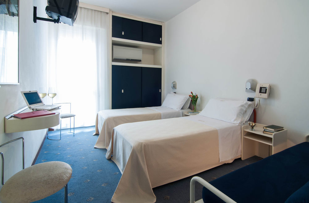Hotel Nettuno เปซาโร ภายนอก รูปภาพ
