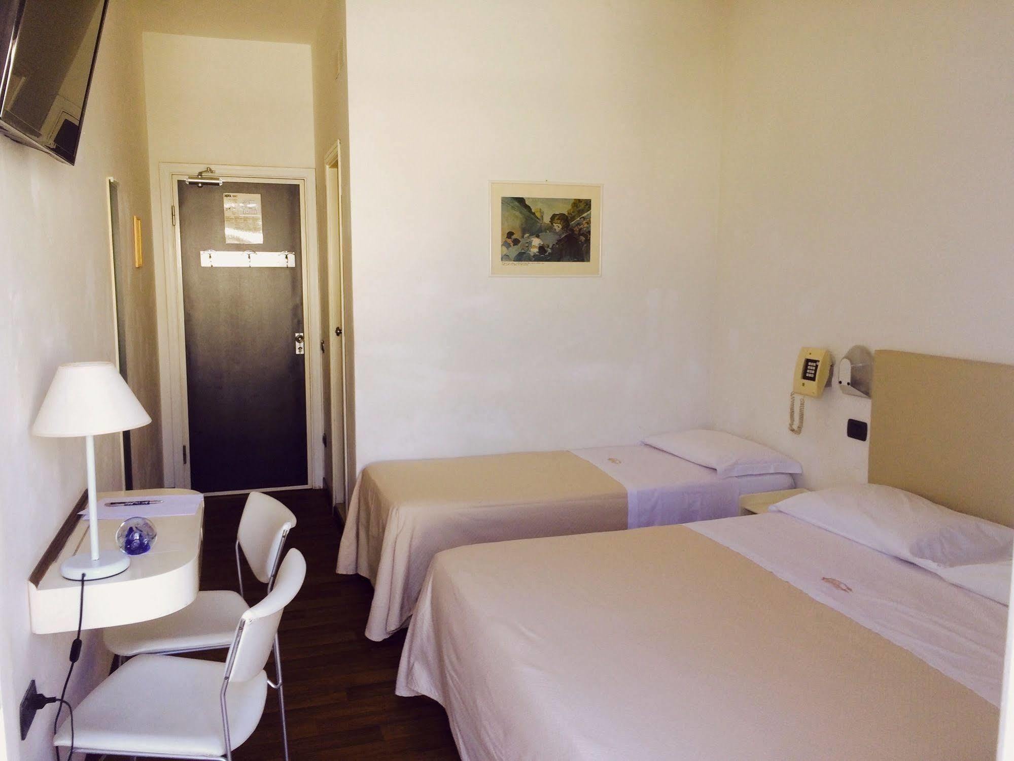 Hotel Nettuno เปซาโร ภายนอก รูปภาพ