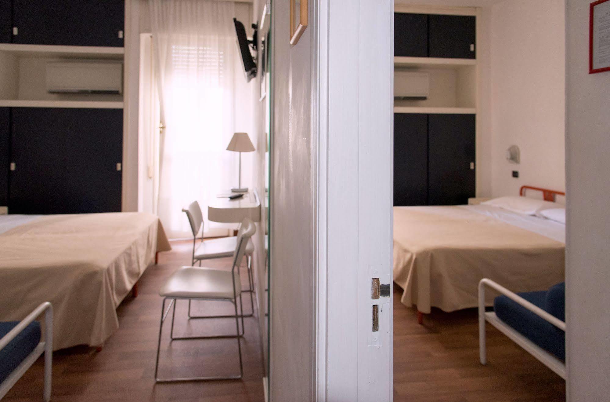 Hotel Nettuno เปซาโร ภายนอก รูปภาพ