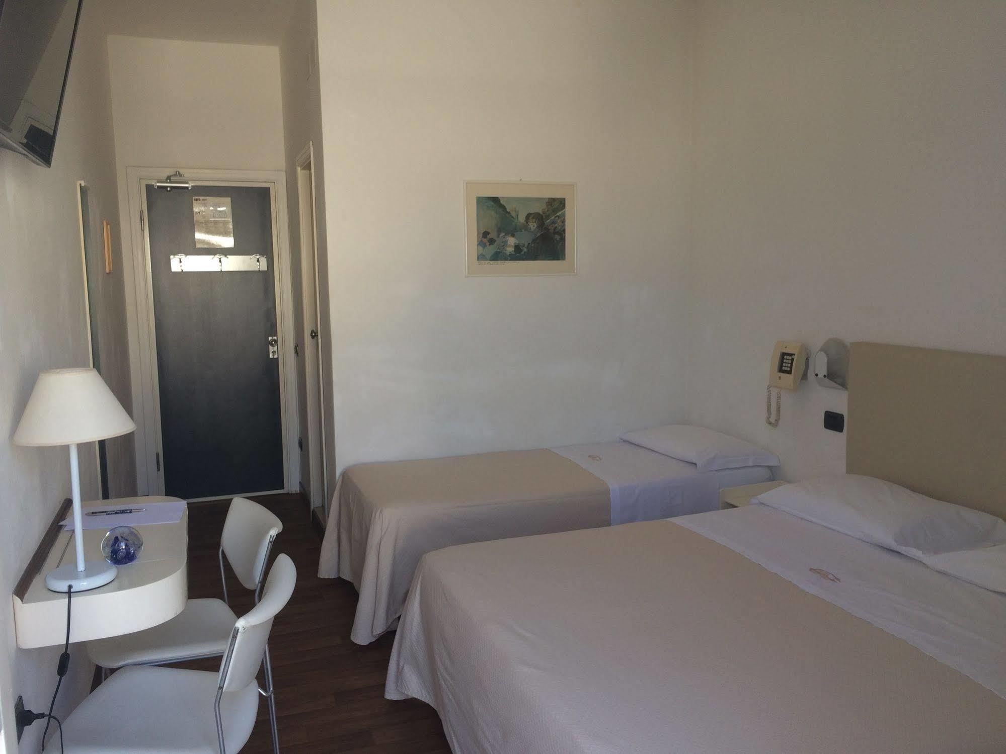 Hotel Nettuno เปซาโร ภายนอก รูปภาพ