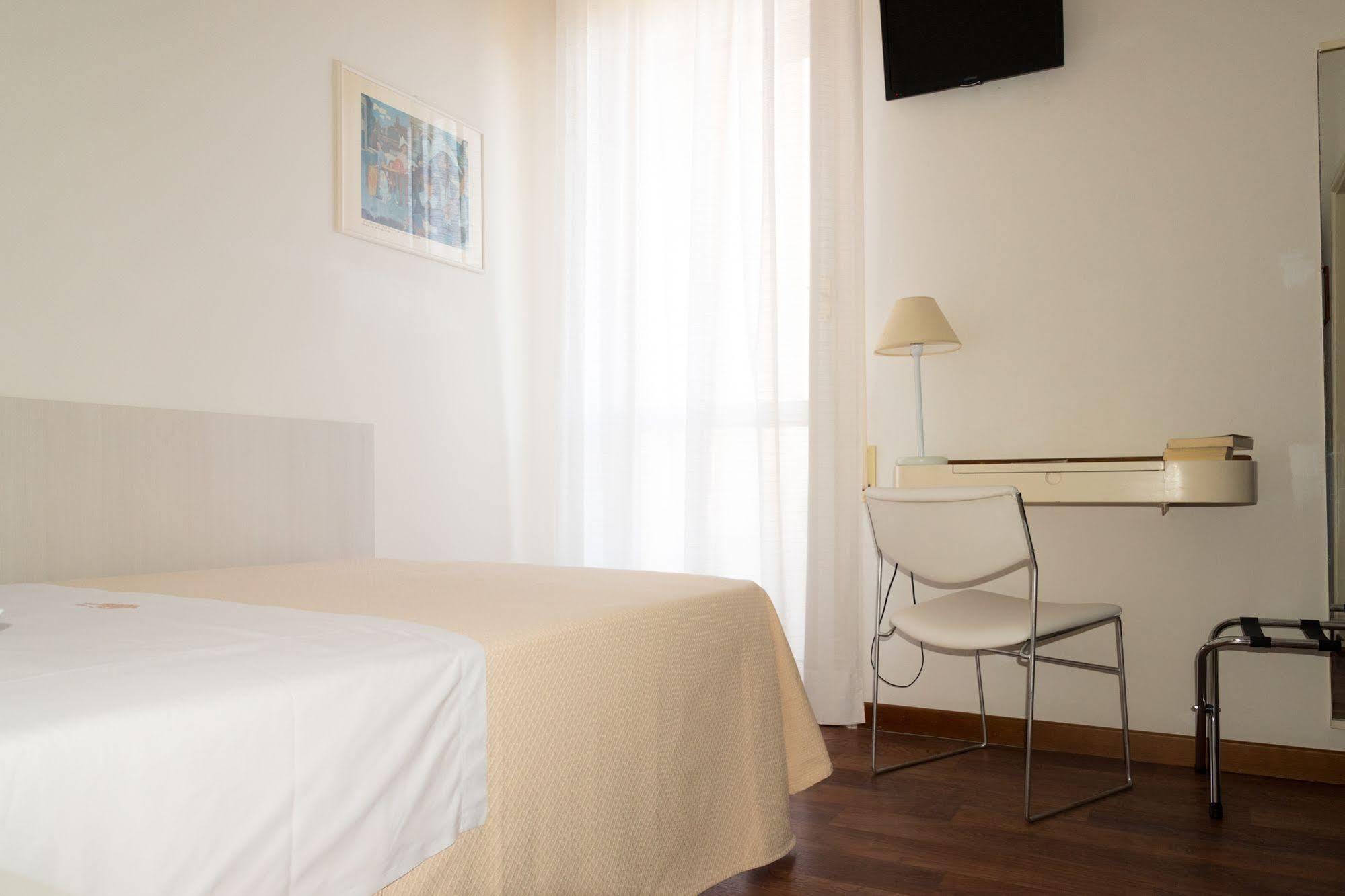 Hotel Nettuno เปซาโร ภายนอก รูปภาพ