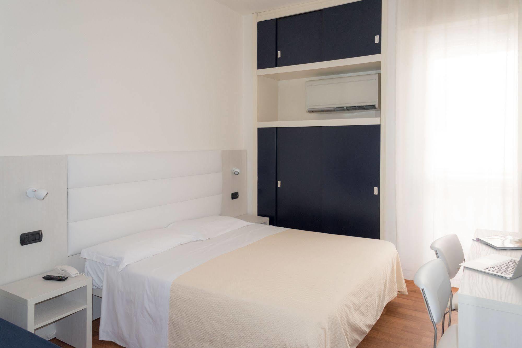 Hotel Nettuno เปซาโร ภายนอก รูปภาพ