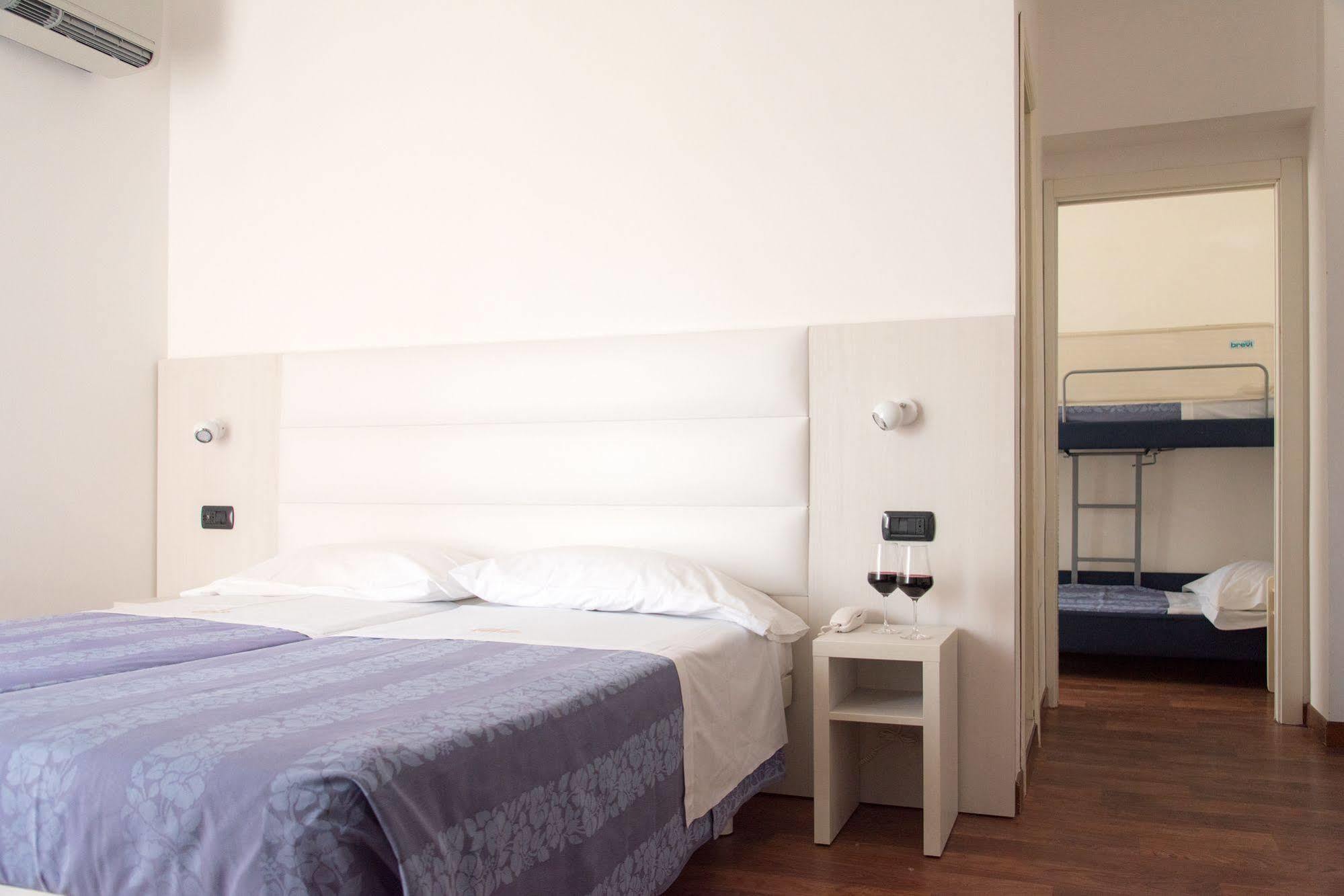 Hotel Nettuno เปซาโร ภายนอก รูปภาพ