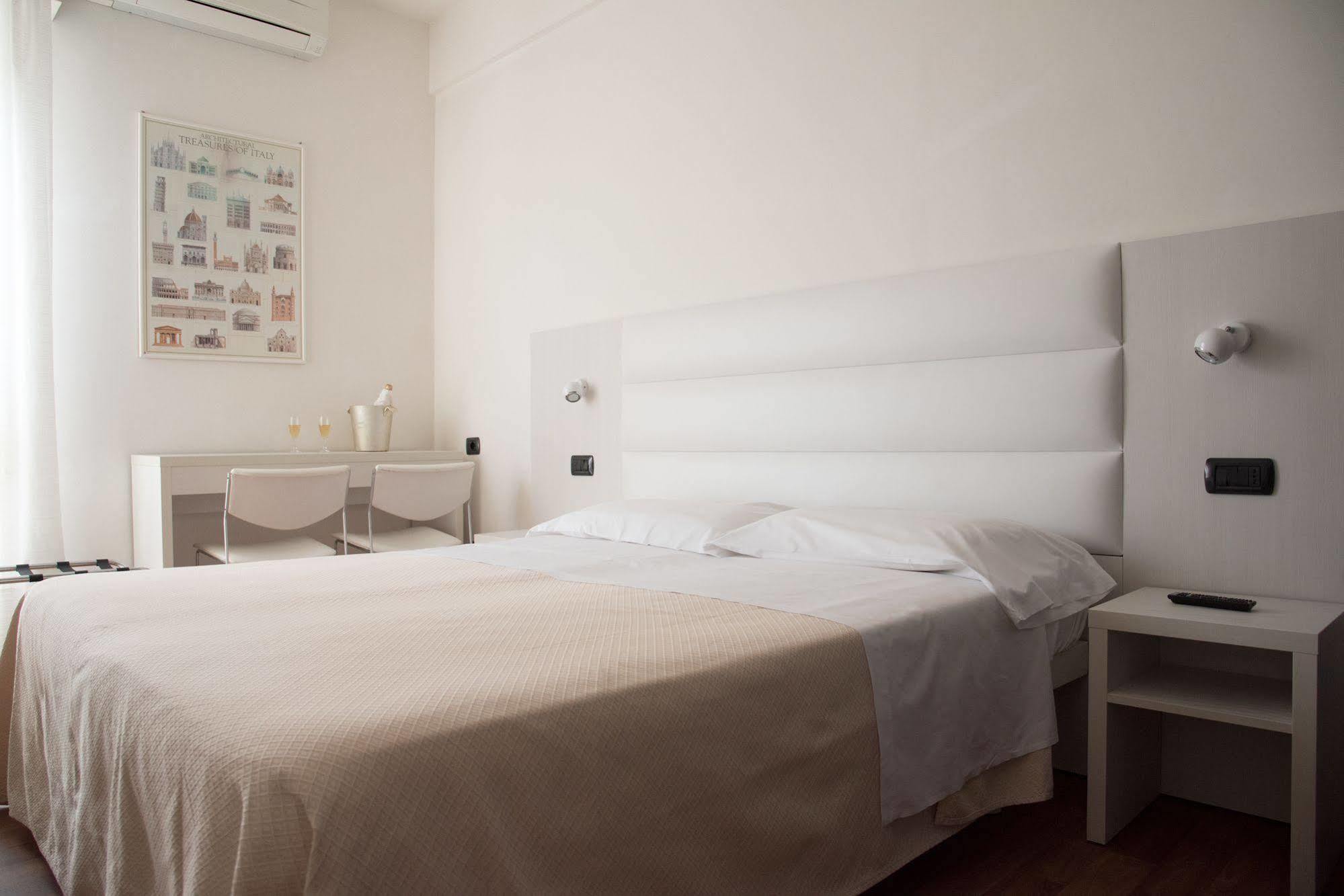 Hotel Nettuno เปซาโร ภายนอก รูปภาพ