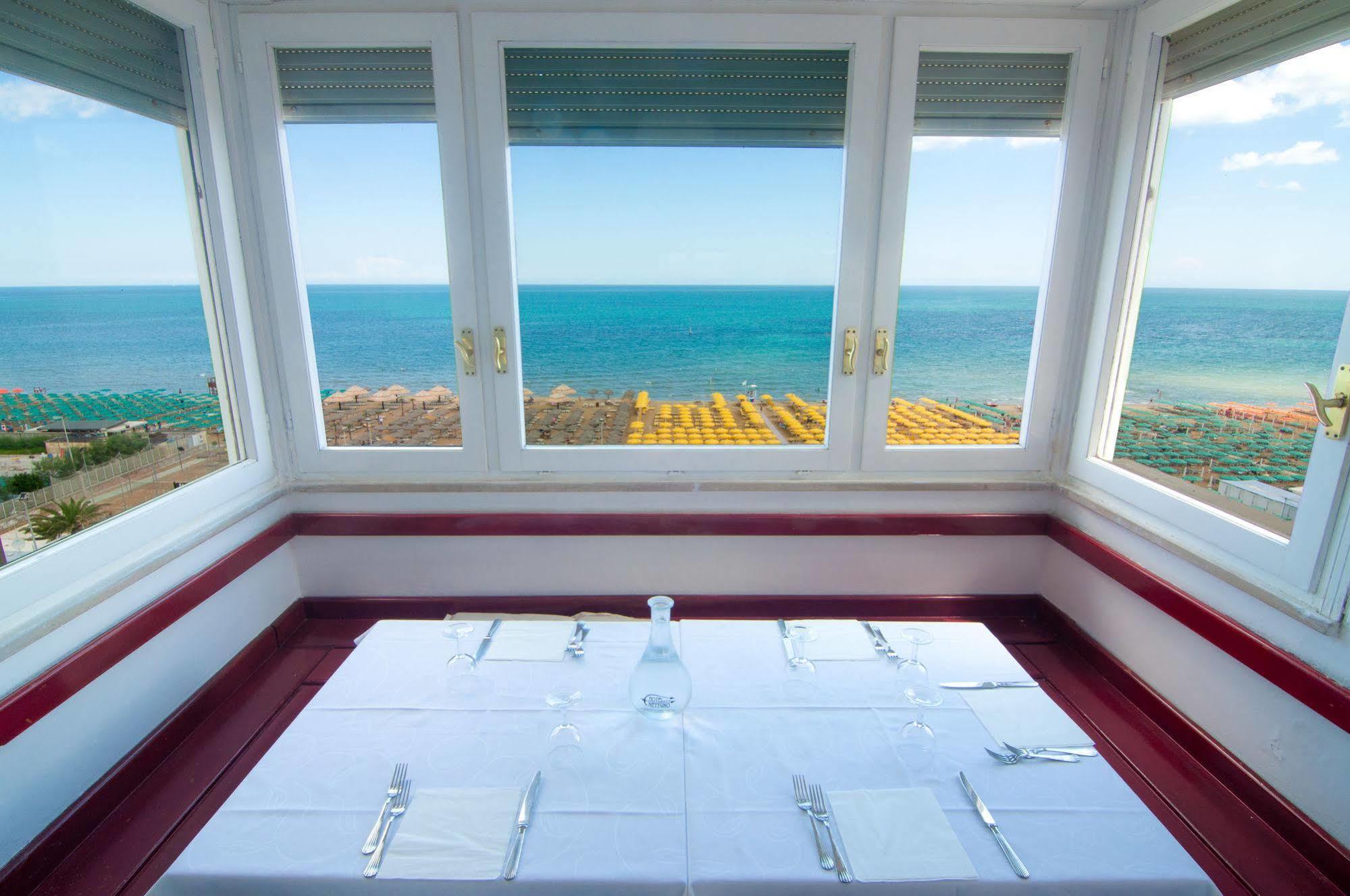 Hotel Nettuno เปซาโร ภายนอก รูปภาพ