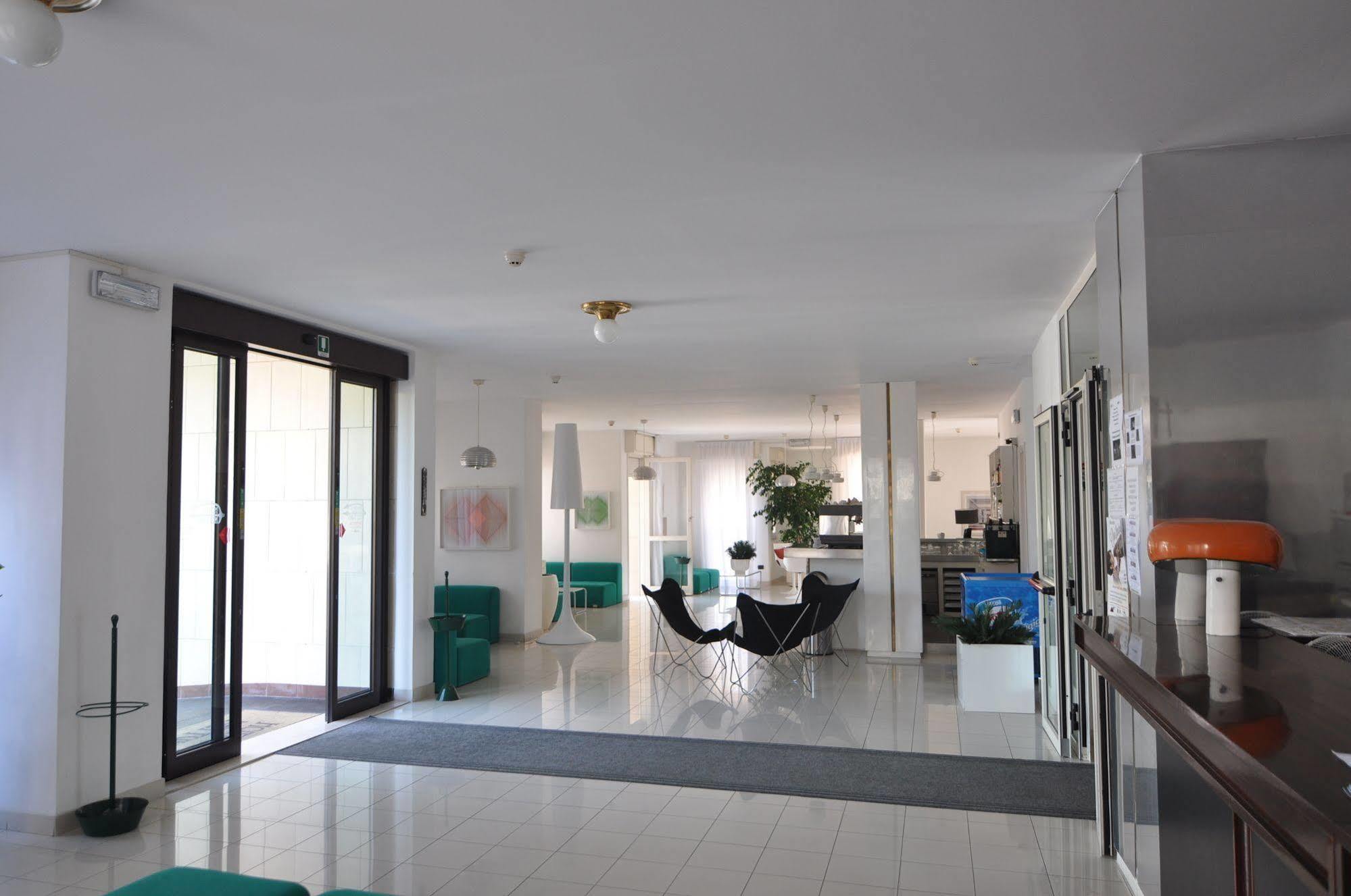 Hotel Nettuno เปซาโร ภายนอก รูปภาพ