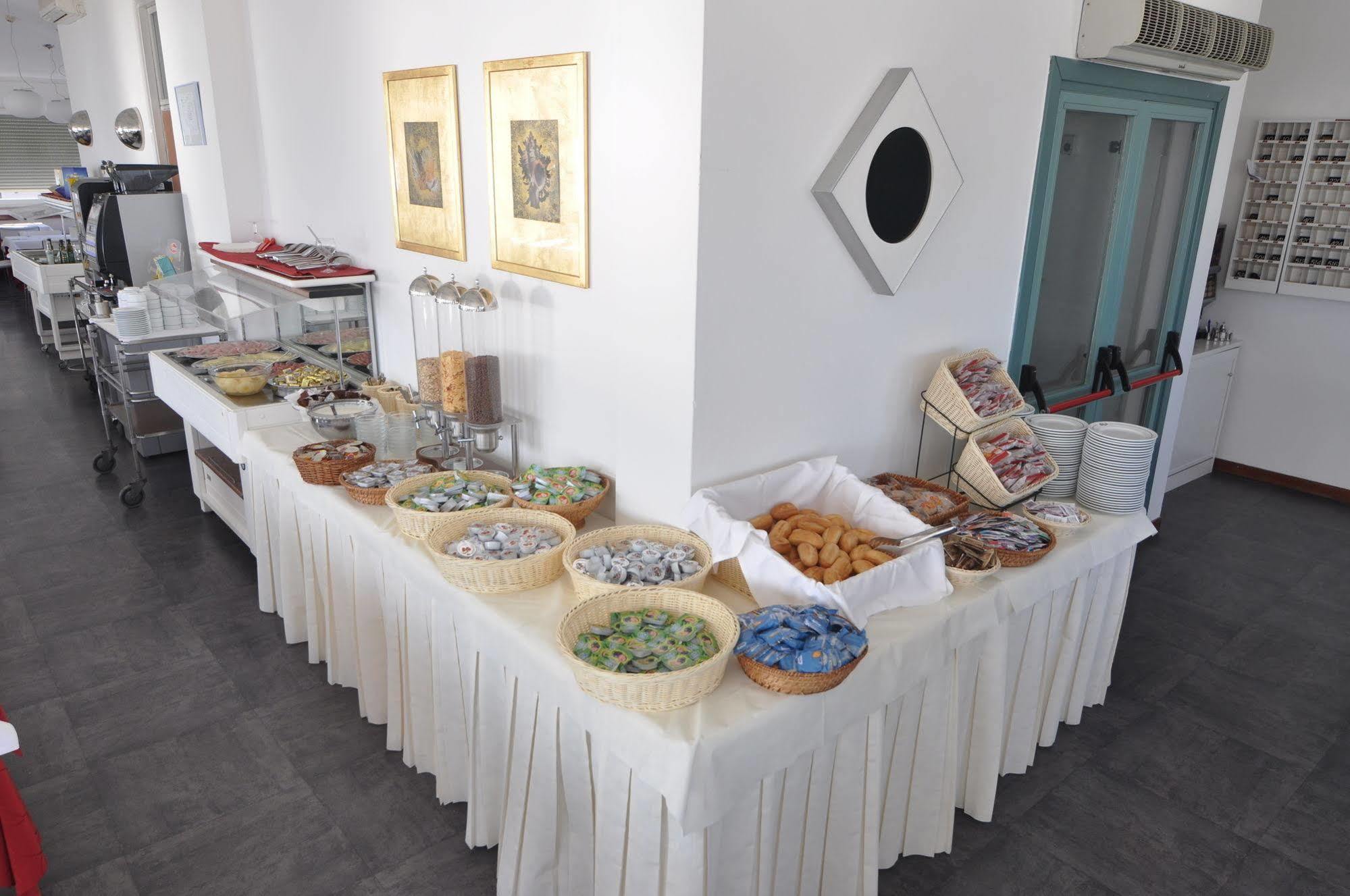 Hotel Nettuno เปซาโร ภายนอก รูปภาพ